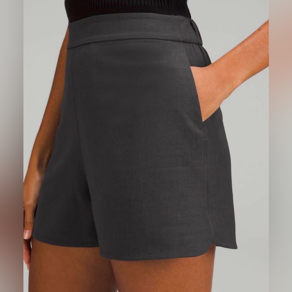 NWT ☀️ Lululemon Flat-Front Relaxed Short 4" Graphite Grey size 6